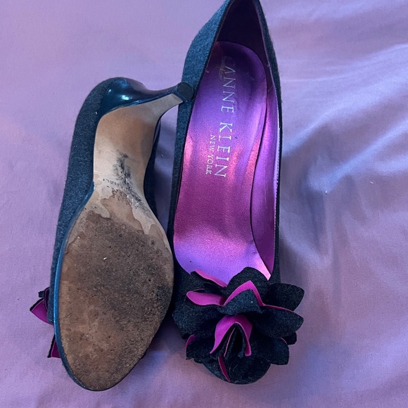 Anne Klein Black and purple Floral Heels - Picture 2 of 3